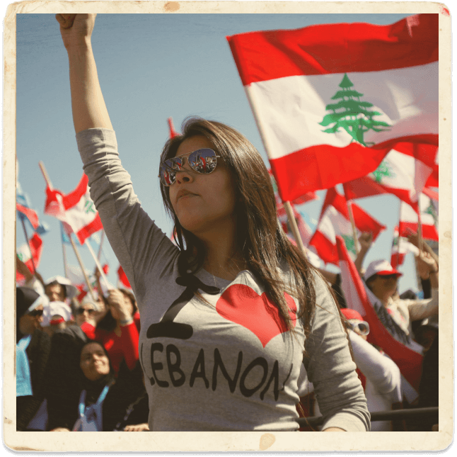 Фото людей с флагами Ливана